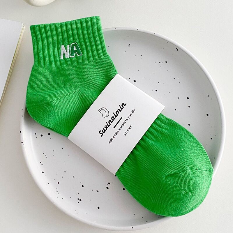 Calcetines bordados de algodón negro y blanco sólido NA letras verdes calcetines de barco de primavera y verano de calcetines para mujeres en la moda