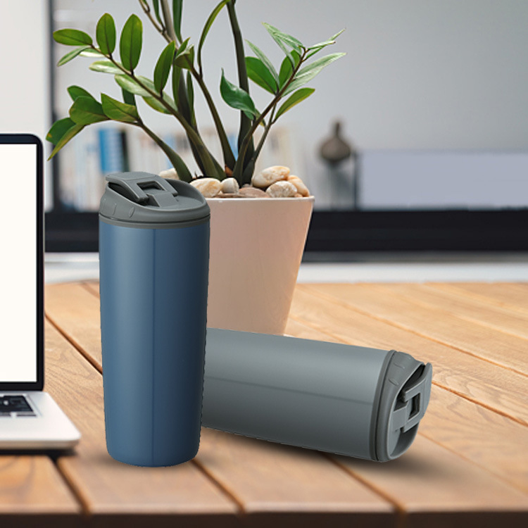 Taza para automóvil Venta caliente Venta al por mayor Juego de cuero de acero de plástico interior y exterior Taza portátil de moda Cubierta de silicona Taza de aislamiento patentada