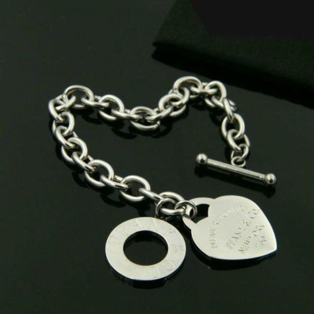 Nueva pulsera de acero de titanio estilo INS con diseño de nicho para mujer, pulsera con hebilla OT en forma de corazón, pulsera de acero inoxidable con forma de corazón, joyería de lujo ligero.
