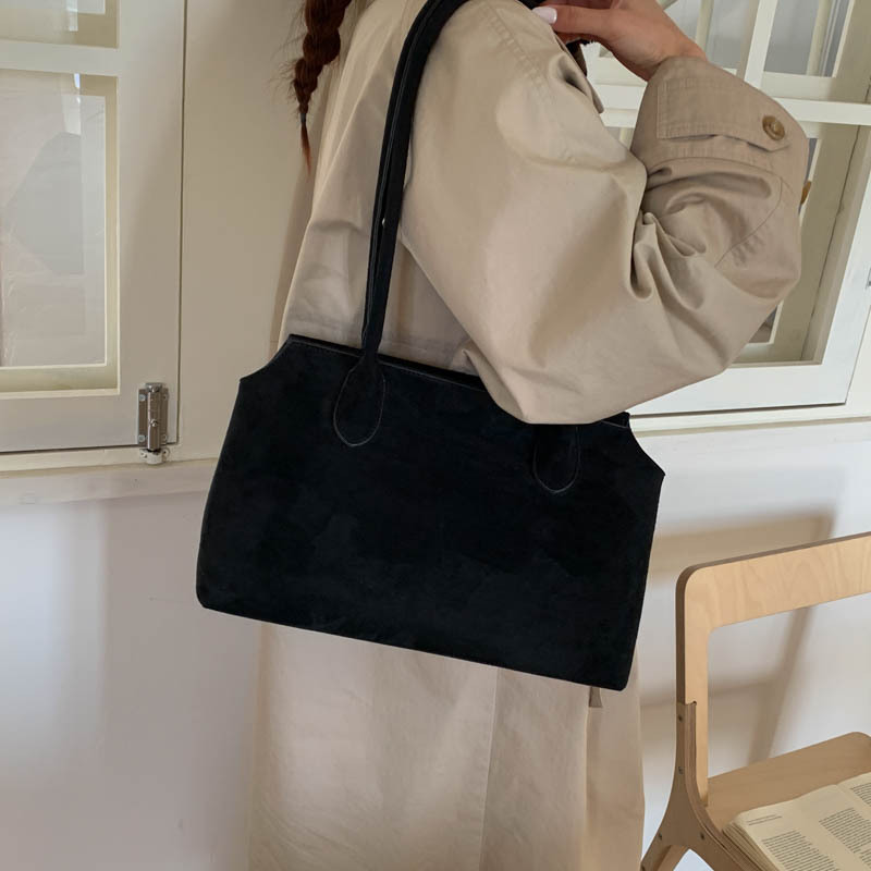 Otoño y invierno bolsas de mano de terciopelo de seda para mujeres 2025 nuevo ocio versátil bolsas de hombro de gran capacidad bolsas de viaje