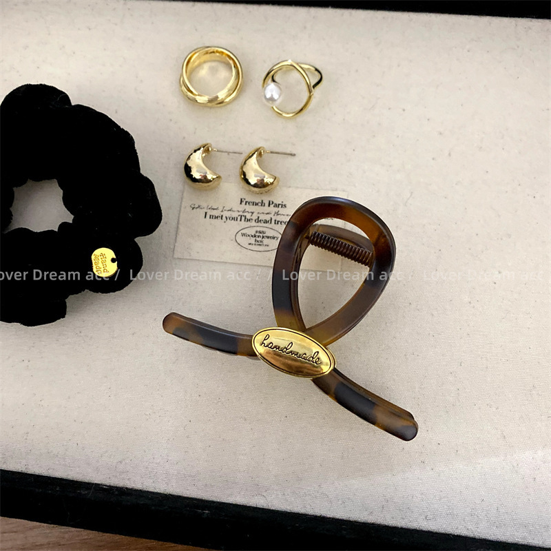 小香風の新型の金色のアルファベットのカレー色の質感のヘアピンのファッション的な後頭部はサメの魚の挟みをつかみます。|undefined
