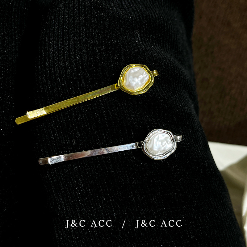 Clasp with bright metal, stylish and minimalist, side parting, bangs, and fringe for a high-end, trendy hair accessory with mother-of-pearl highlights.