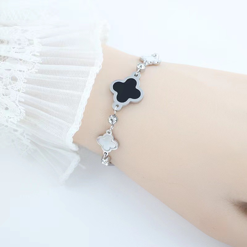 Pulsera de trébol de acero titanium vendedora caliente transfronteriza europea y americana con incrustaciones de concha pulsera colgante pulsera de diseño avanzado sin desvanecimiento al por mayor