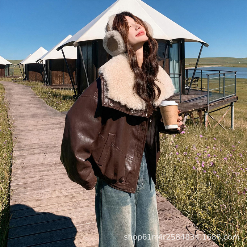 Real shot of Maillard lamb wool large collar PU leather down jacket for women, 2026 winter, 90% white duck down coat Real shot of Maillard lamb wool large collar PU leather down jacket for women, 2026 winter, 90% white duck down coat