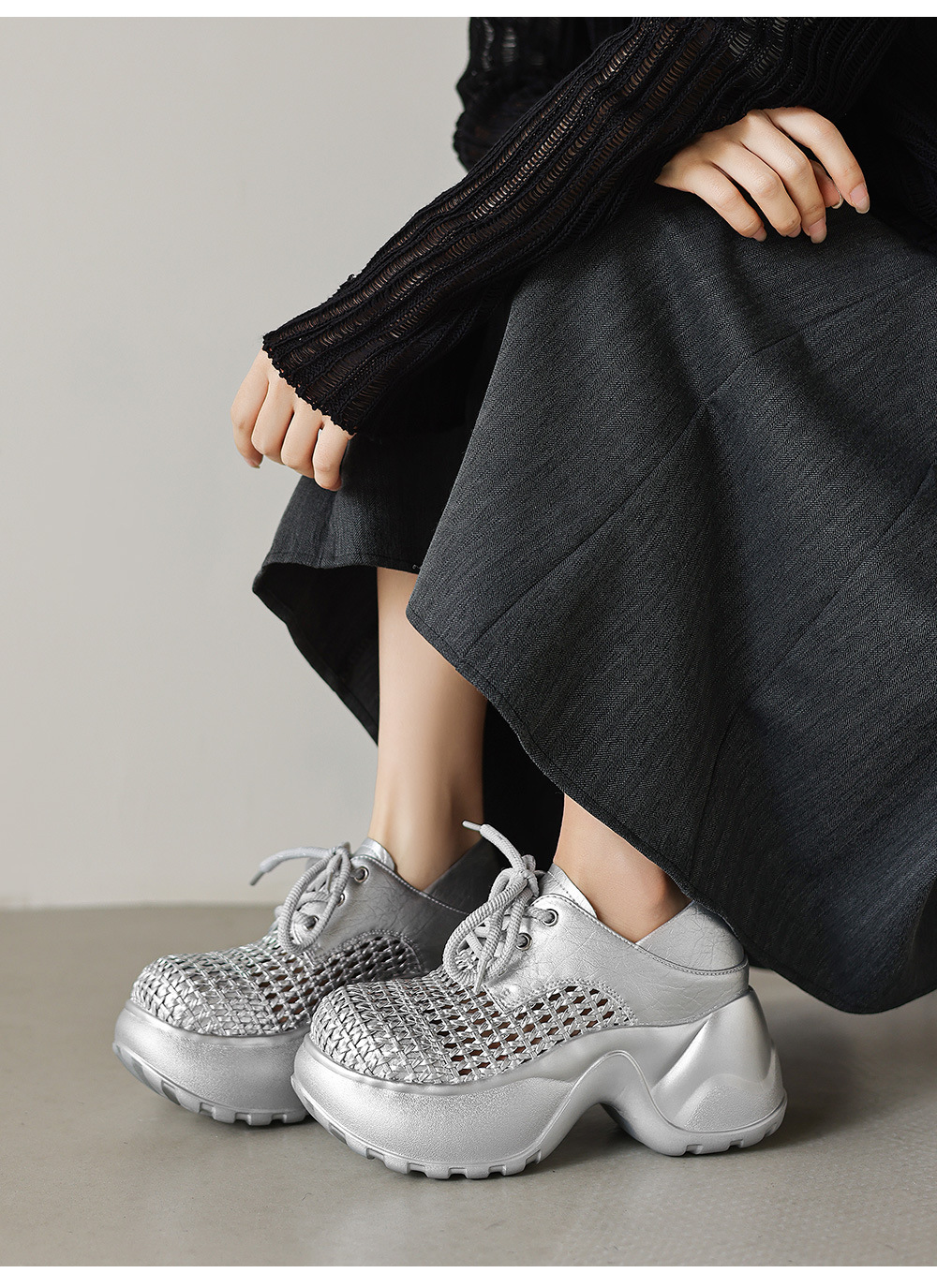 Giày sneaker nữ chunky đế dày 8cm, kiểu dáng lỗ thoáng khí, phối màu bạc — màu đen, bạc chi tiết 9