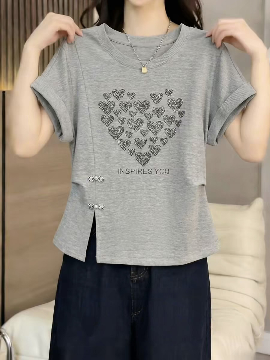 Áo thun nữ tay ngắn cổ tròn họa tiết trái tim đính đá kim cương phong cách thời trang — Màu ảnh chi tiết 1