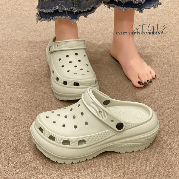 Summer Crocs-style slippers platform