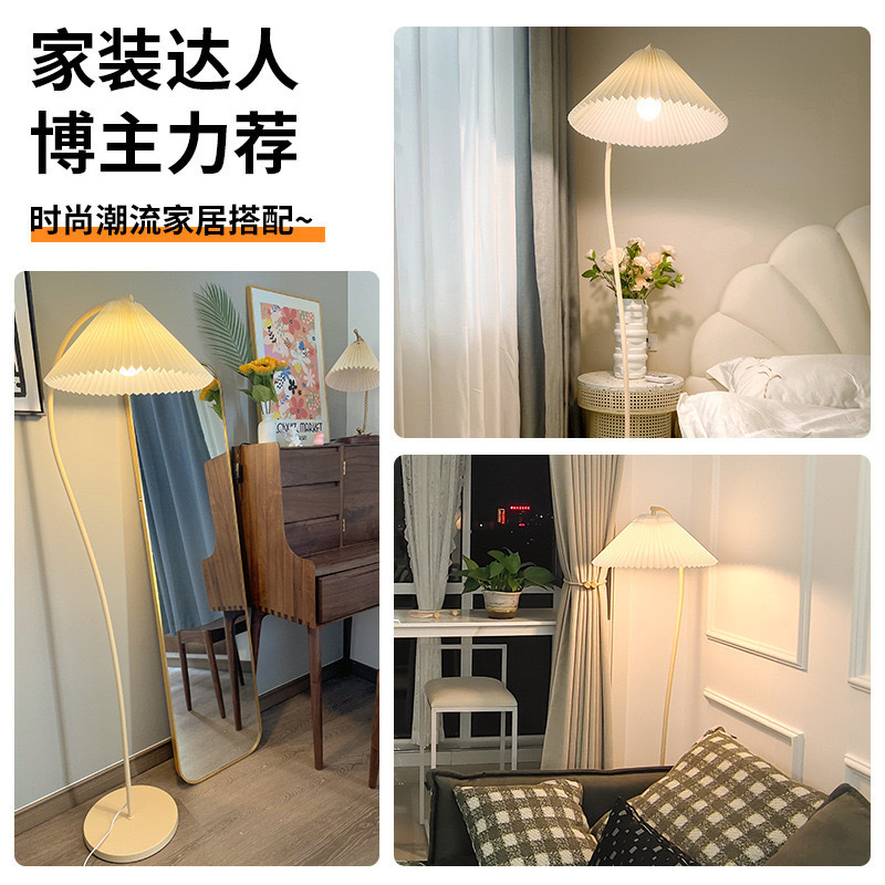 Lámpara de pie Vintage Crema retro francesa Sala de estar Dormitorio Lámpara de mesa vertical Lámpara de ambiente plisada de estilo japonés