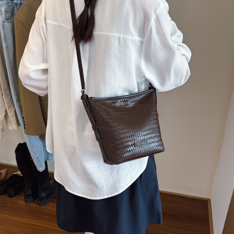 Bolsa de brazo trenzada retro para mujeres 2025, nueva moda bolso de cubo, bolso de hombro universal, bolso de alta capacidad