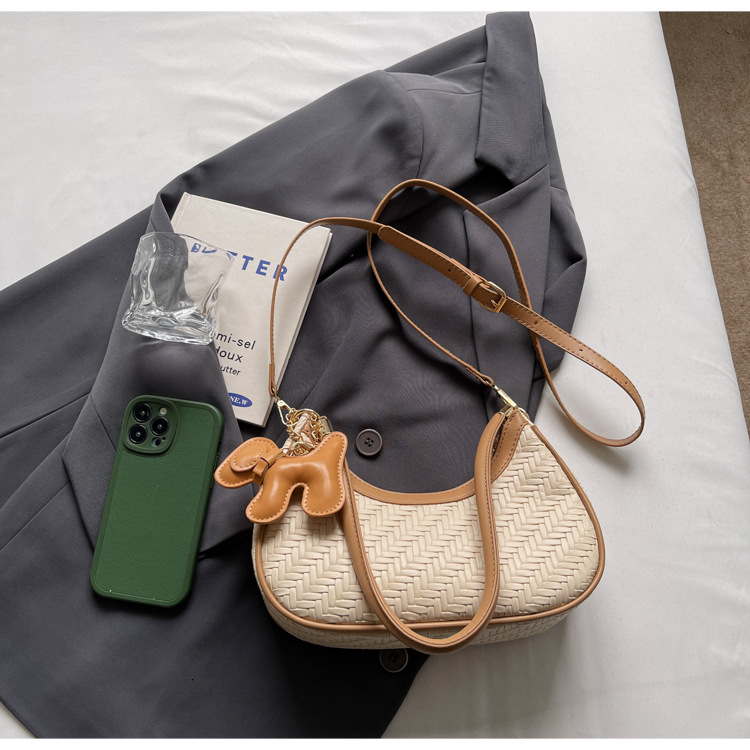 This is a new, trendy and fashionable, simple and retro commuting bag for women in 2025, featuring a soft leather bag with a high-quality texture undefined