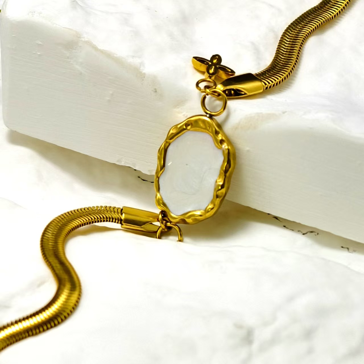 水滴白贝壳黑宝石吊坠锁骨链地及哦啊百倍打结结花不锈钢镀金手链