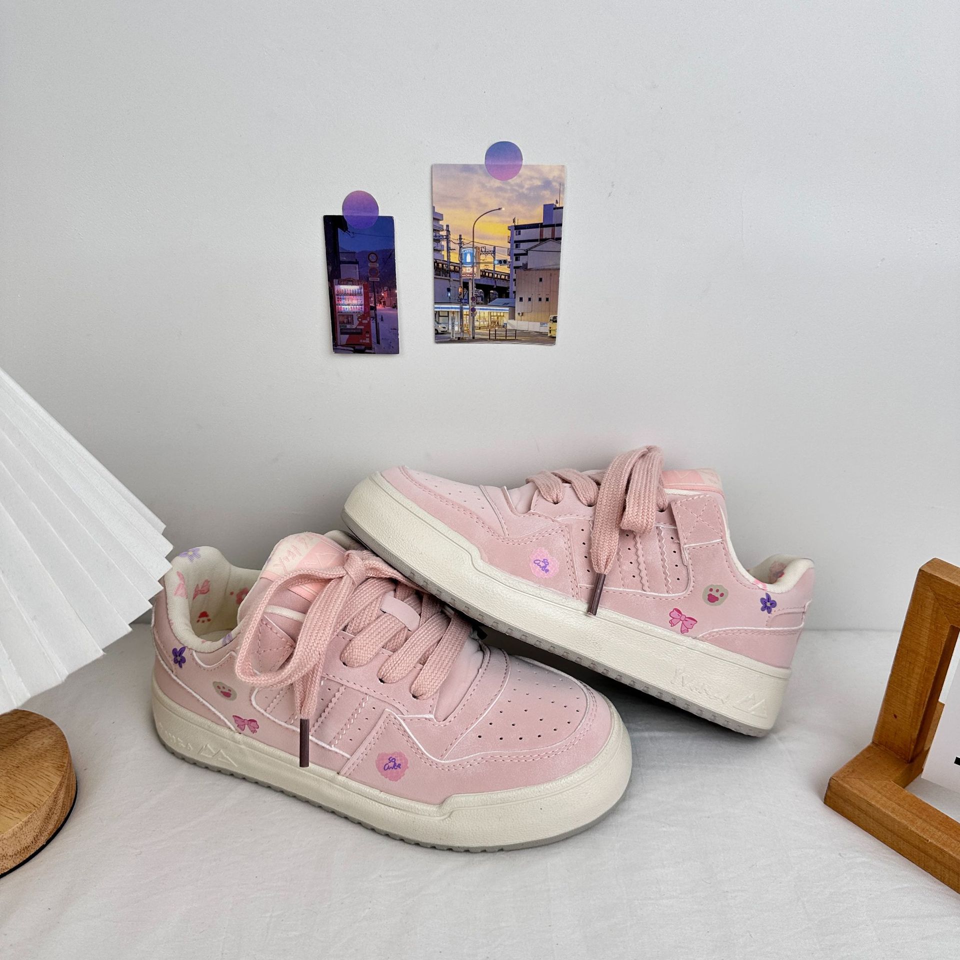 Estilo de campus zapatillas de deporte casuales para mujer 2025 primavera zapatos chic de todo fósforo zapatos blancos de suela gruesa zapatos de graffiti para estudiantes retro image 9