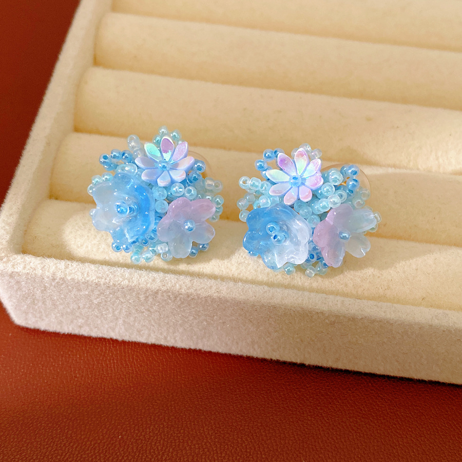 Flores de resina de color con cuentas de orejas para mujeres sin agujeros de orejas pequeñas pendientes dulces frescos ligeros de lujo alta sensación de auriculares al por mayor