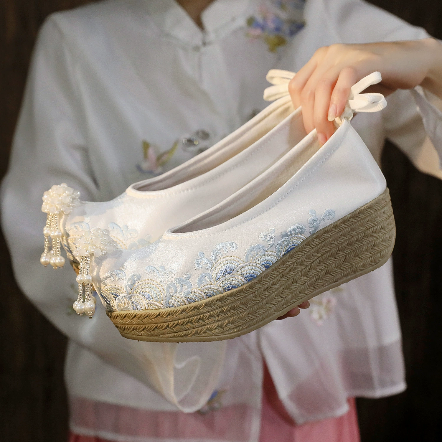 Волны 2024 года Новый Hanfu обувь флагманская обувь женский древний стиль с толстым дном Dengyun Shu Ming вышитая Gege Hanfu обувь