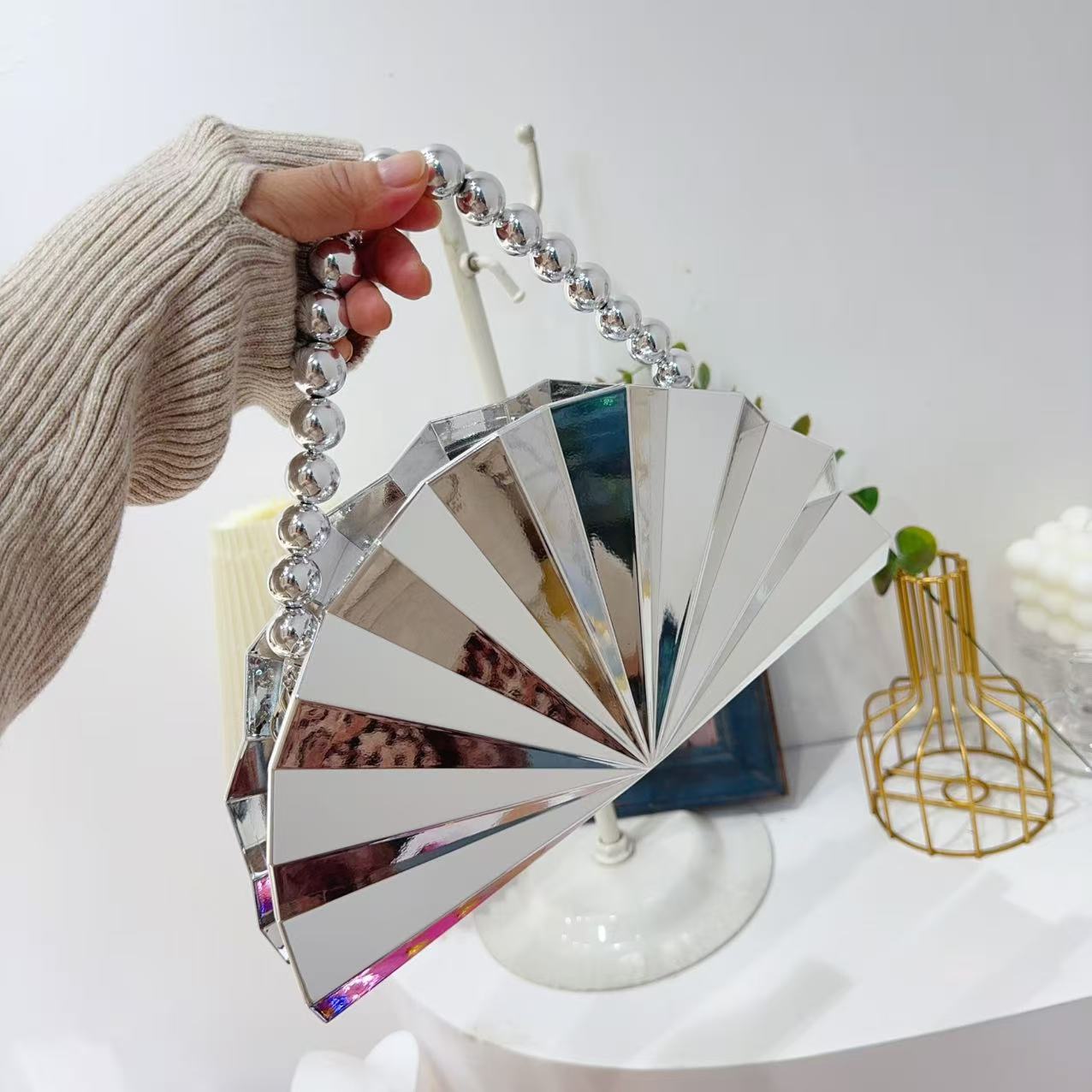 Bolsa de cena de lujo ligera de dama transfronteriza moda cadena de perlas ventilador de paleta de mano en forma de ventilador acrílico bolsa de cena