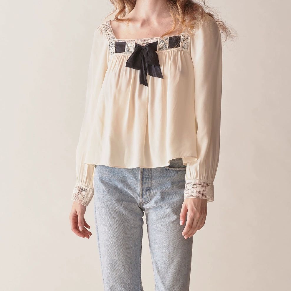 Elegant lace long-sleeve with bow