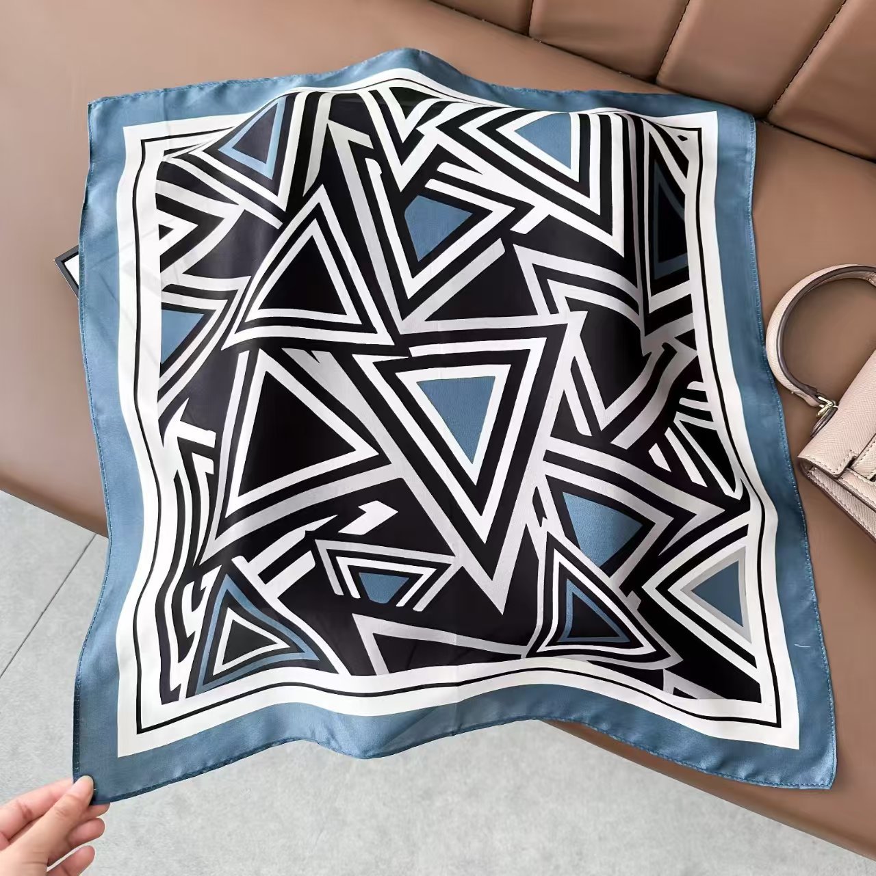 軽い豪華な北欧風の紫色の朝顔の花のプリントの绢糸のスカーフの女性の高級な気質の100% シルクの小さい方のタオル