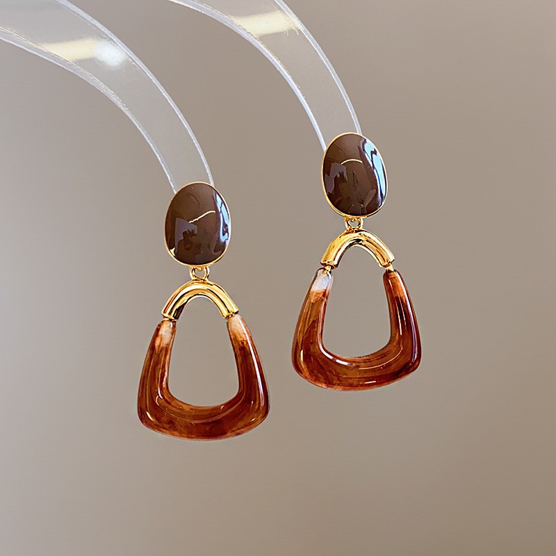 Aguja de plata Pendientes geométricos Maillard Pendientes de lujo ligero retro de nicho Pendientes de temperamento de todo fósforo de moda Sentido de alta gama al por mayor