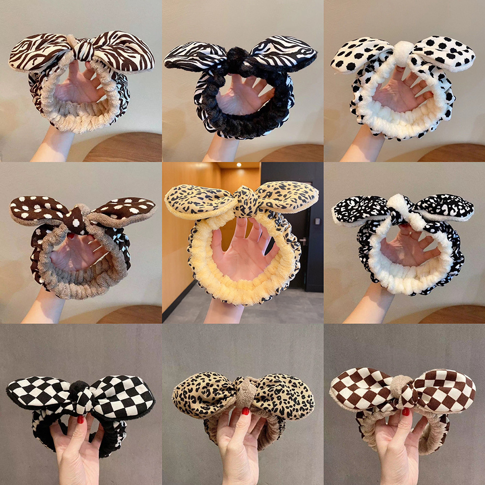 顔を洗って髪を洗って新型の少女の韓国の化粧をつけてマスクの専用のカチューシャをつけます。