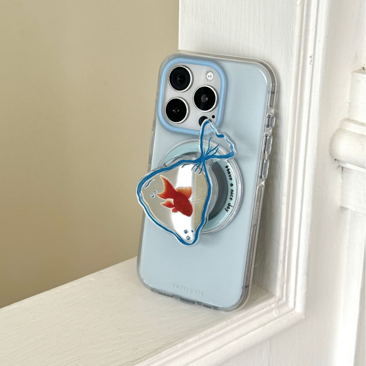 Soporte magnético de espejo de pez dorado degradado simple para Apple 16ProMax funda para teléfono móvil 15Pro pareja 14/13