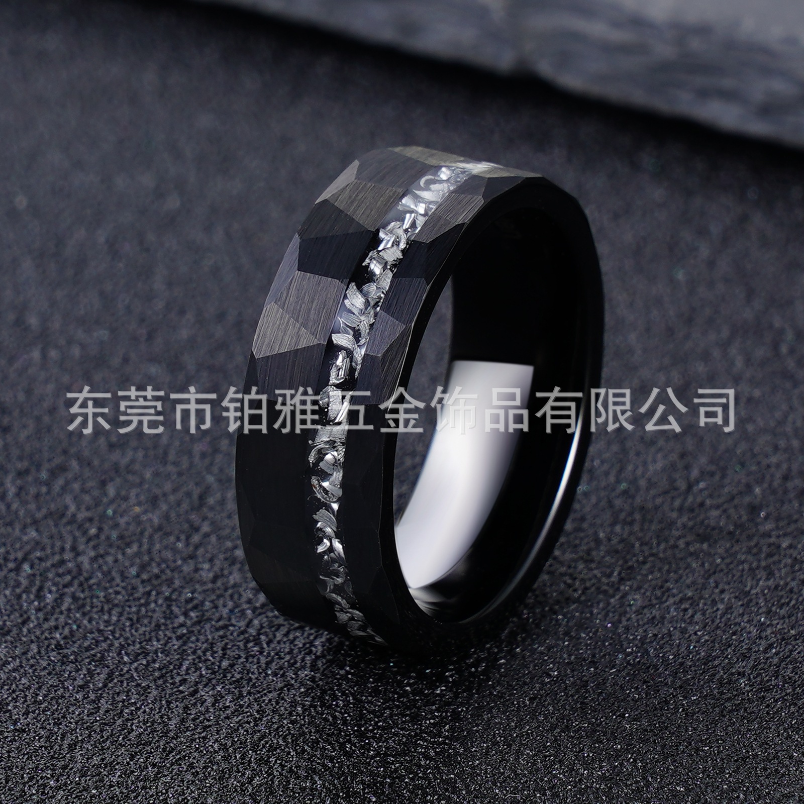 クロスボーダーホット販売電気メッキブラック 8 ミリメートルリングタングステン鋼ハンマーパターン象嵌石破片メンズリングニッチハイエンドセンス