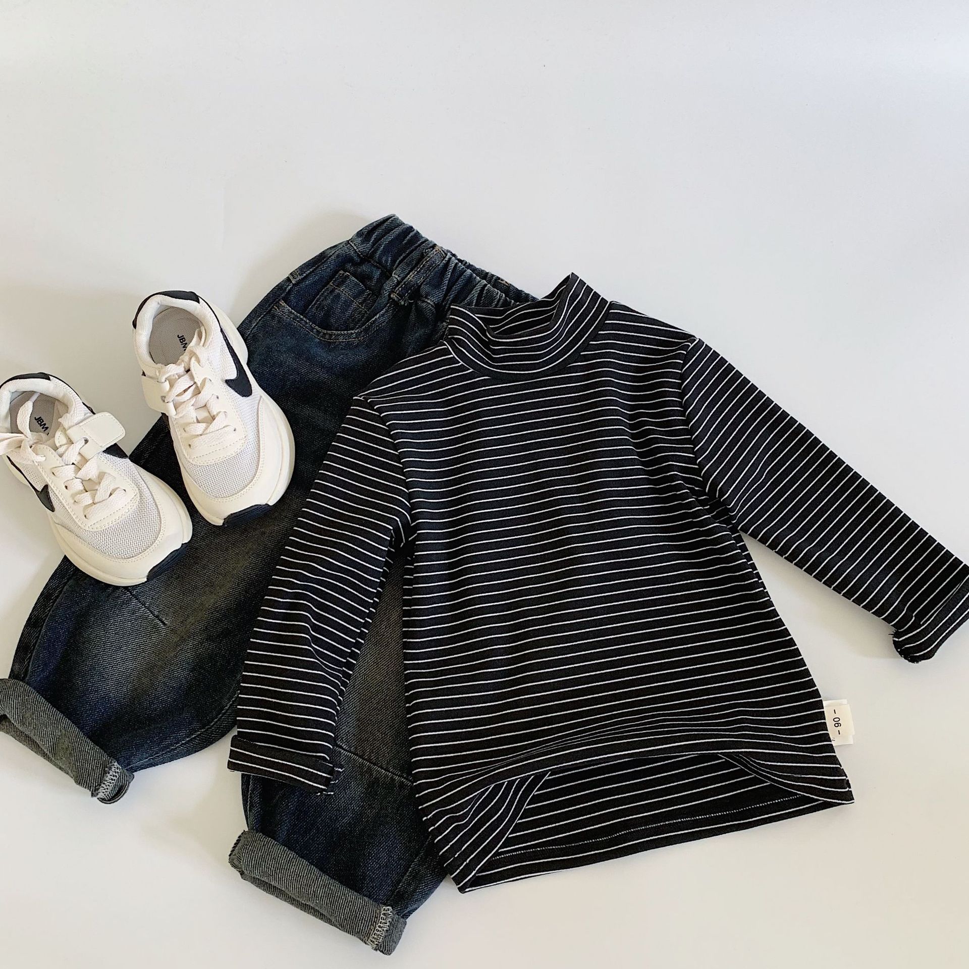 Mai Bao ropa de base para niños 2025 primavera y otoño nuevo estilo rayado manga larga camiseta de cuello de media altura camiseta de abrigo casual de moda