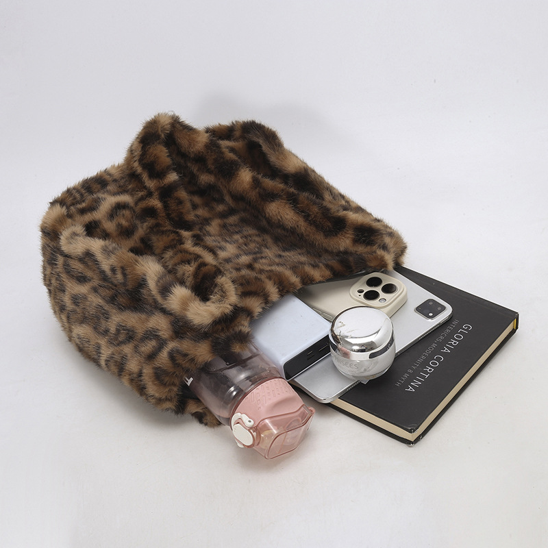 Otoño y invierno populares bolsas de leopardo retro mujeres 2025 nueva gran capacidad de viaje bolsas de hombro bolsas de peluche image 5