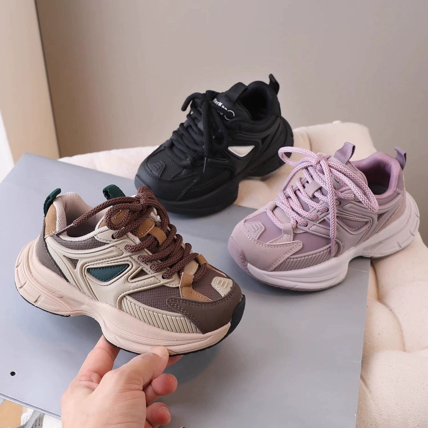 Детская спортивная обувь 2024, весна и осень, новые легкие амортизирующие кроссовки для мальчиков и девочек, модные модные туфли для папы на шнуровке в корейском стиле