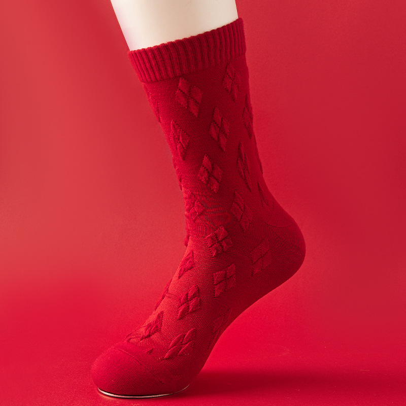Calcetines rojos de año natal Calcetines de tubo de otoño e invierno para mujer Calcetines rojos grandes de boda de año nuevo Calcetines de pareja de boda al por mayor