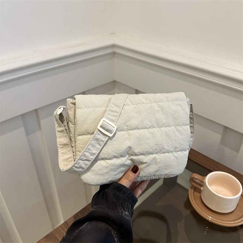 Bolso cuadrado pequeño simple casual diario Versión coreana del diseño de personalidad ligero de primavera popular bolso cuadrado pequeño de mensajero de un solo hombro