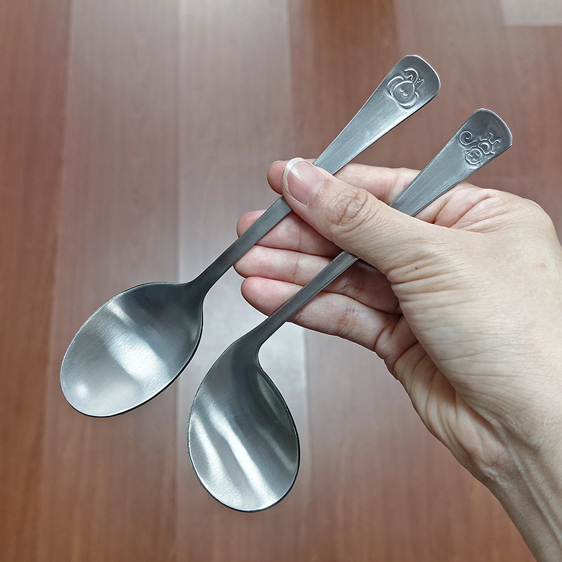 Children's feeding spoon, stainless steel training spoon, baby learning spoon, infant curved spoon, small soup spoon