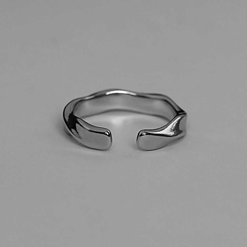 Anello a onda regolabile per donna in argento design elegante_voghion.com