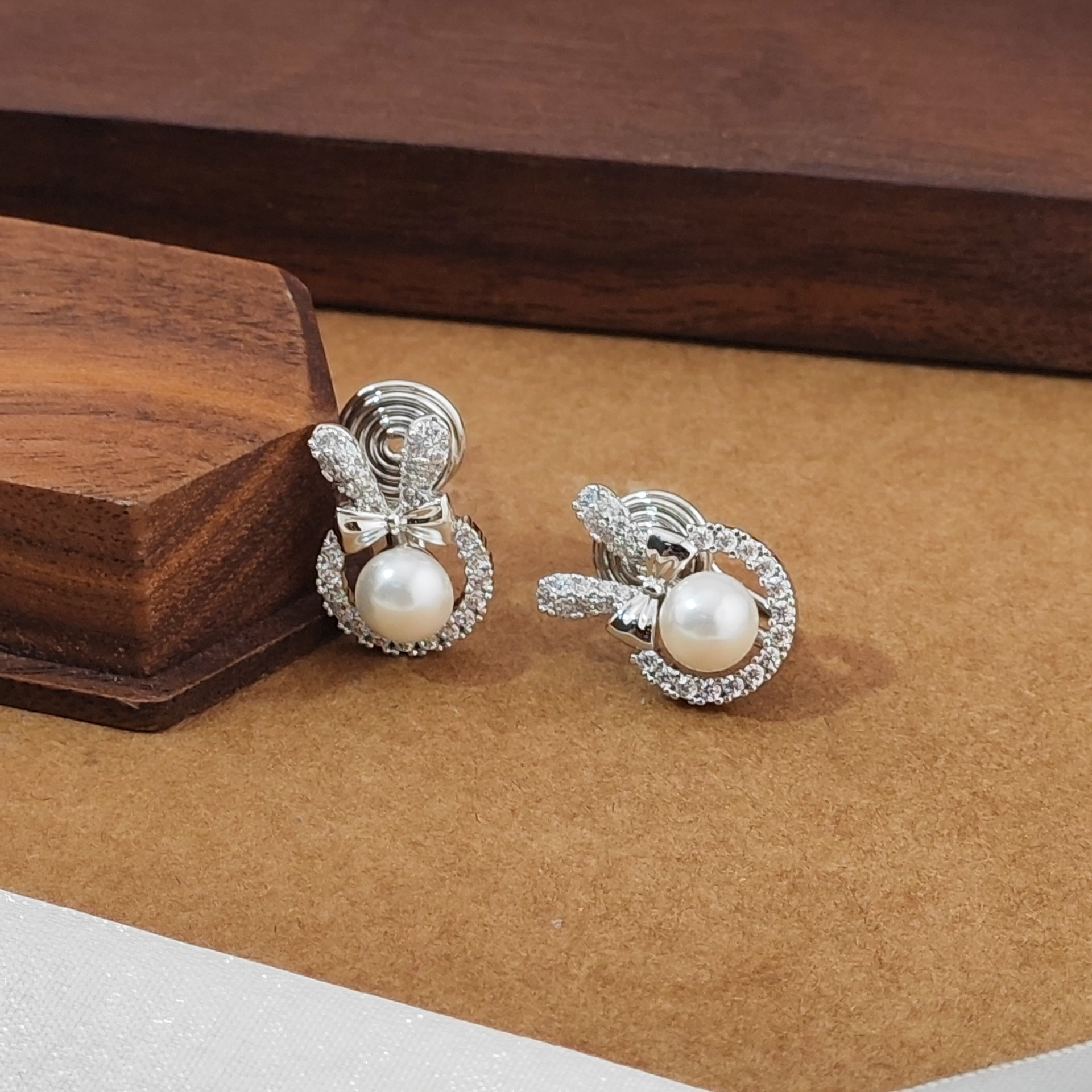 Pendientes de clip Xuping de aleación de cobre con baño de plata, diseño elegante y exclusivo, aretes graciosos y dinámicos para mujeres sin perforaciones en las orejas.