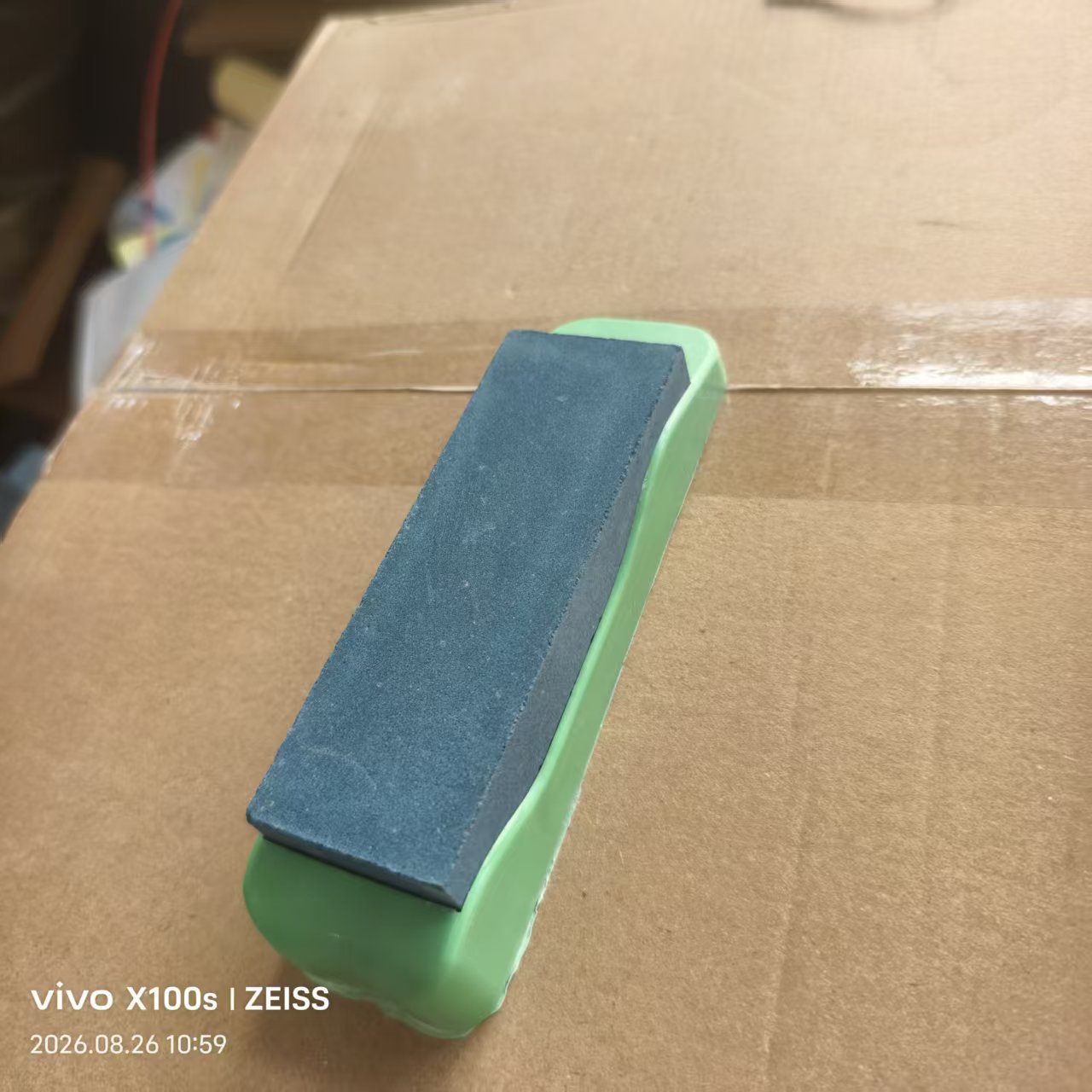 Pedra de amolar pequena com assento