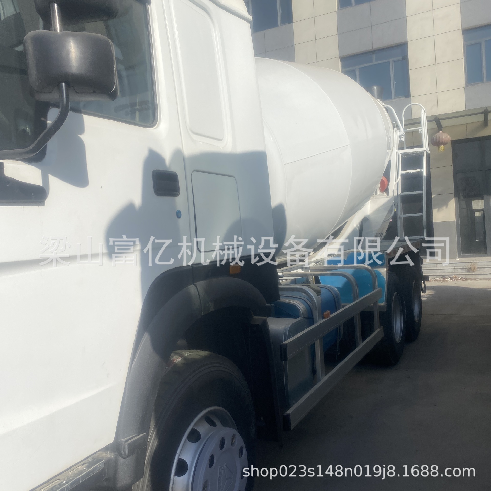 Overseas Supply of Sinotruk Howo Concrete Mixer Trucks with 8*4 Chassis, 8, 10, 12 Cubic Meter Concrete Mixer Trucks