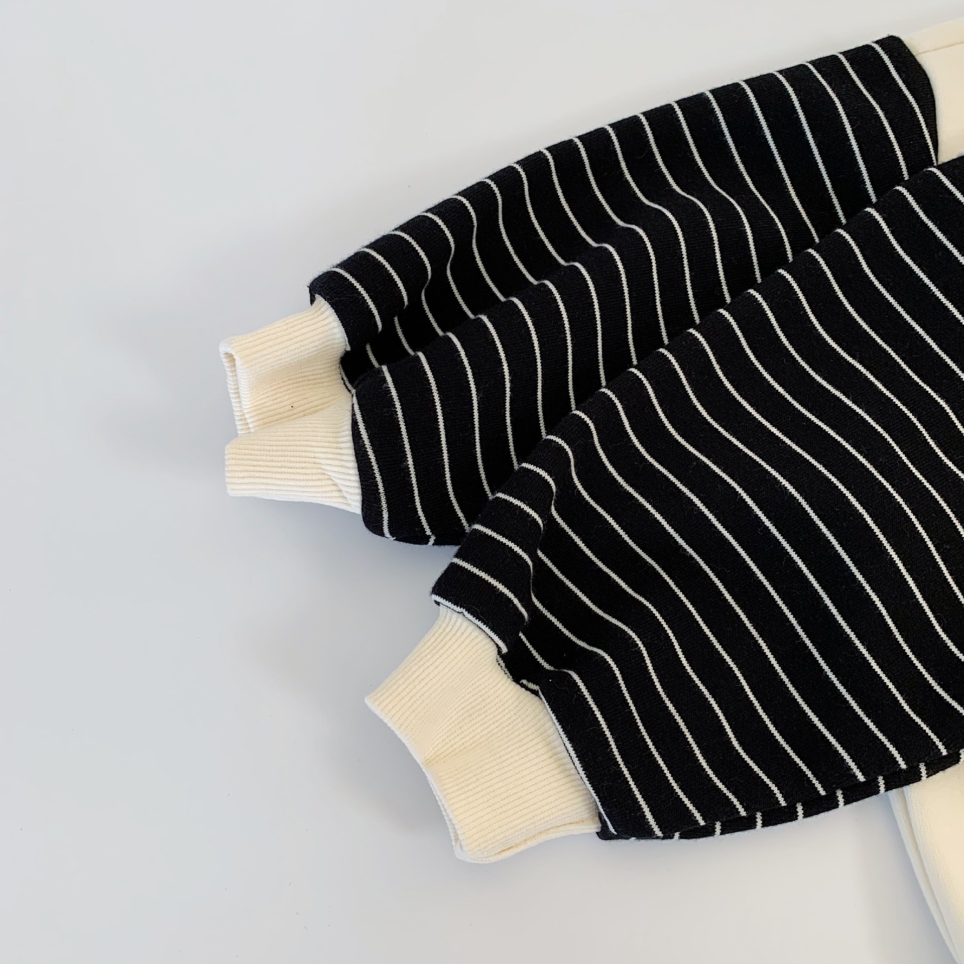 Traje para niños Maibao 2025 primavera niños y niñas estilo deportivo rayas color contraste suéter pantalones casuales de dos piezas