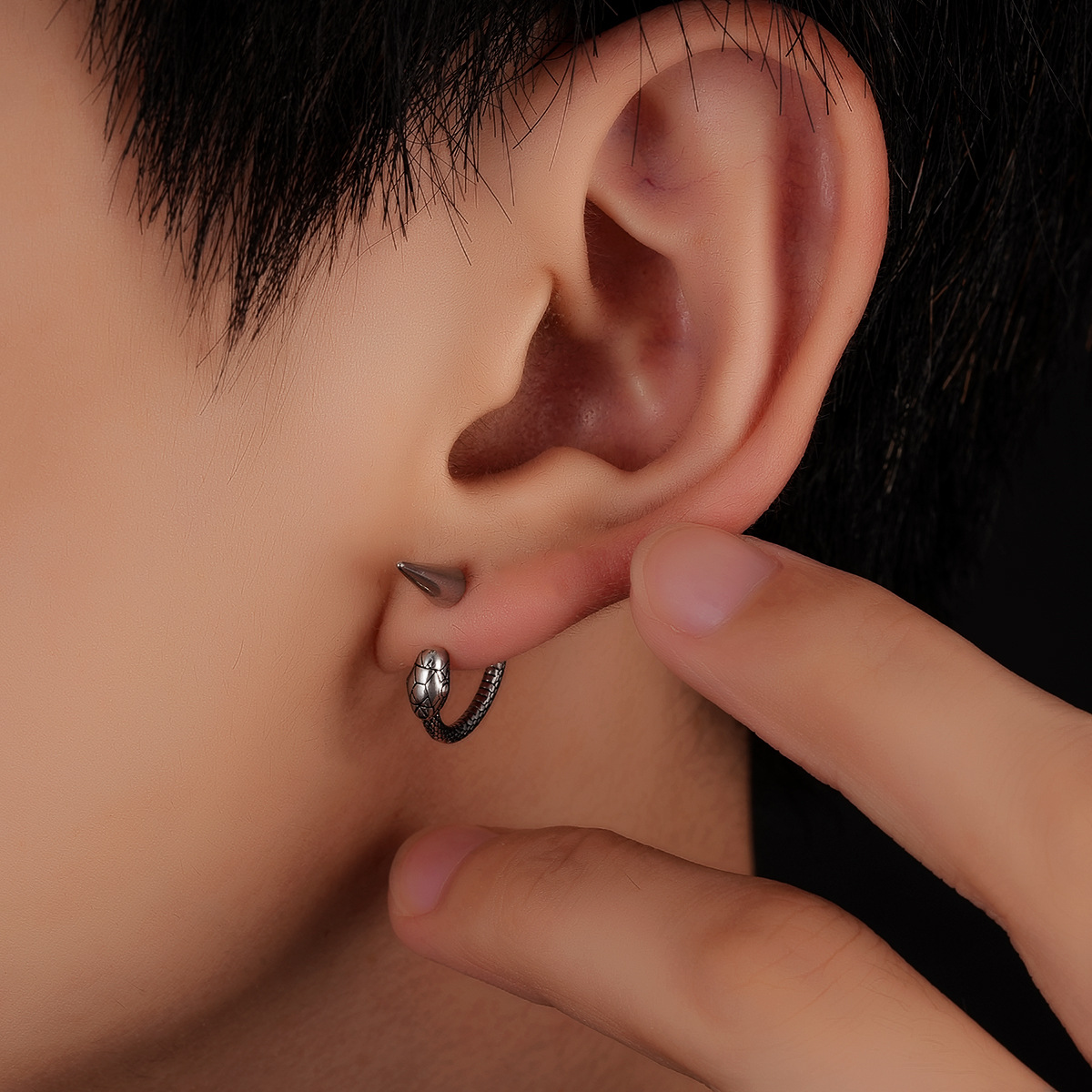 Pendientes de hombre cabeza de dragón en acero titanio de moda_voghion.com