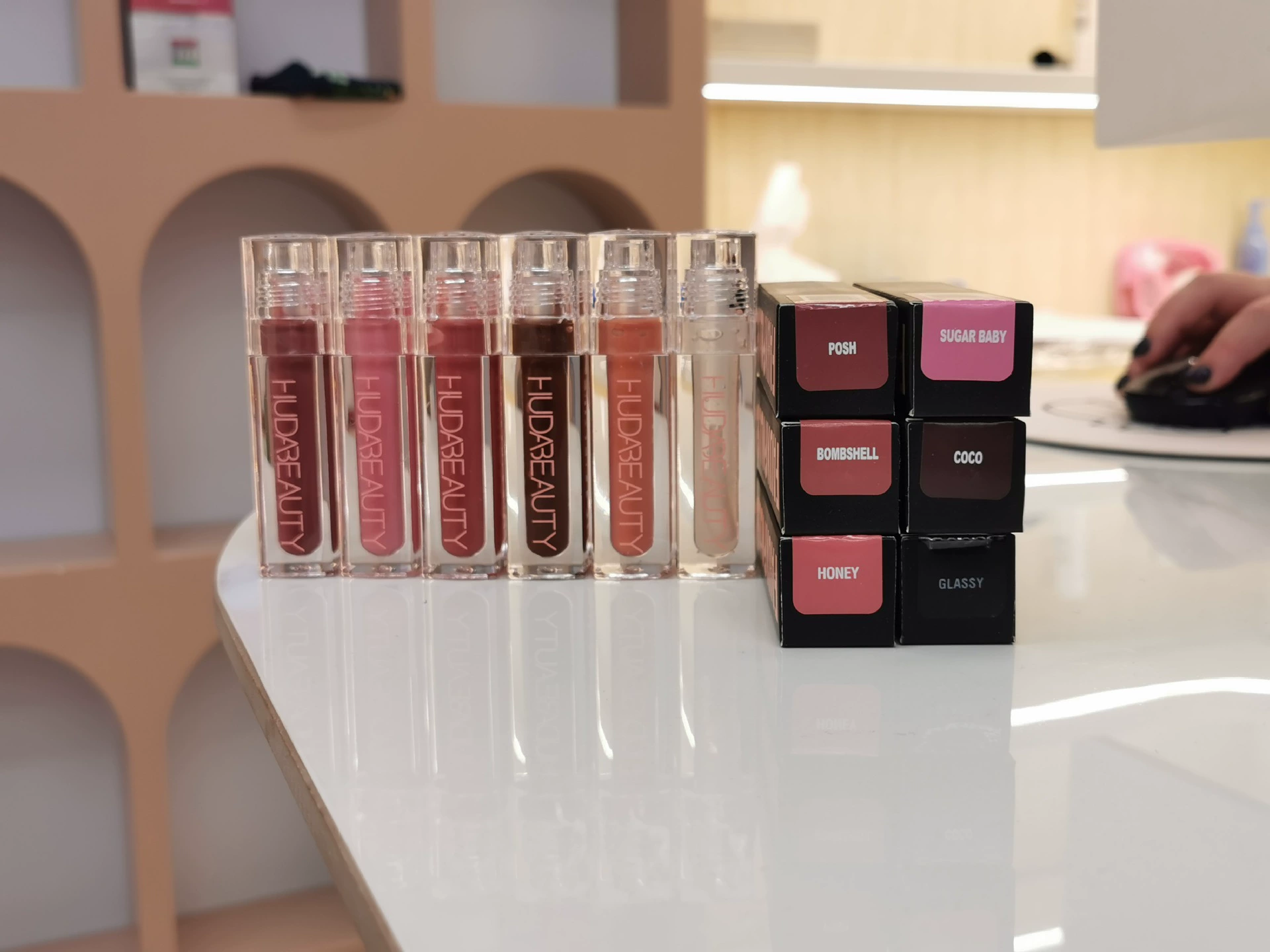 Блеск для губ (HudaBeauty Faux Filler) — кремовый глянец, оттенки Coco/Posh/Bombshell и др.