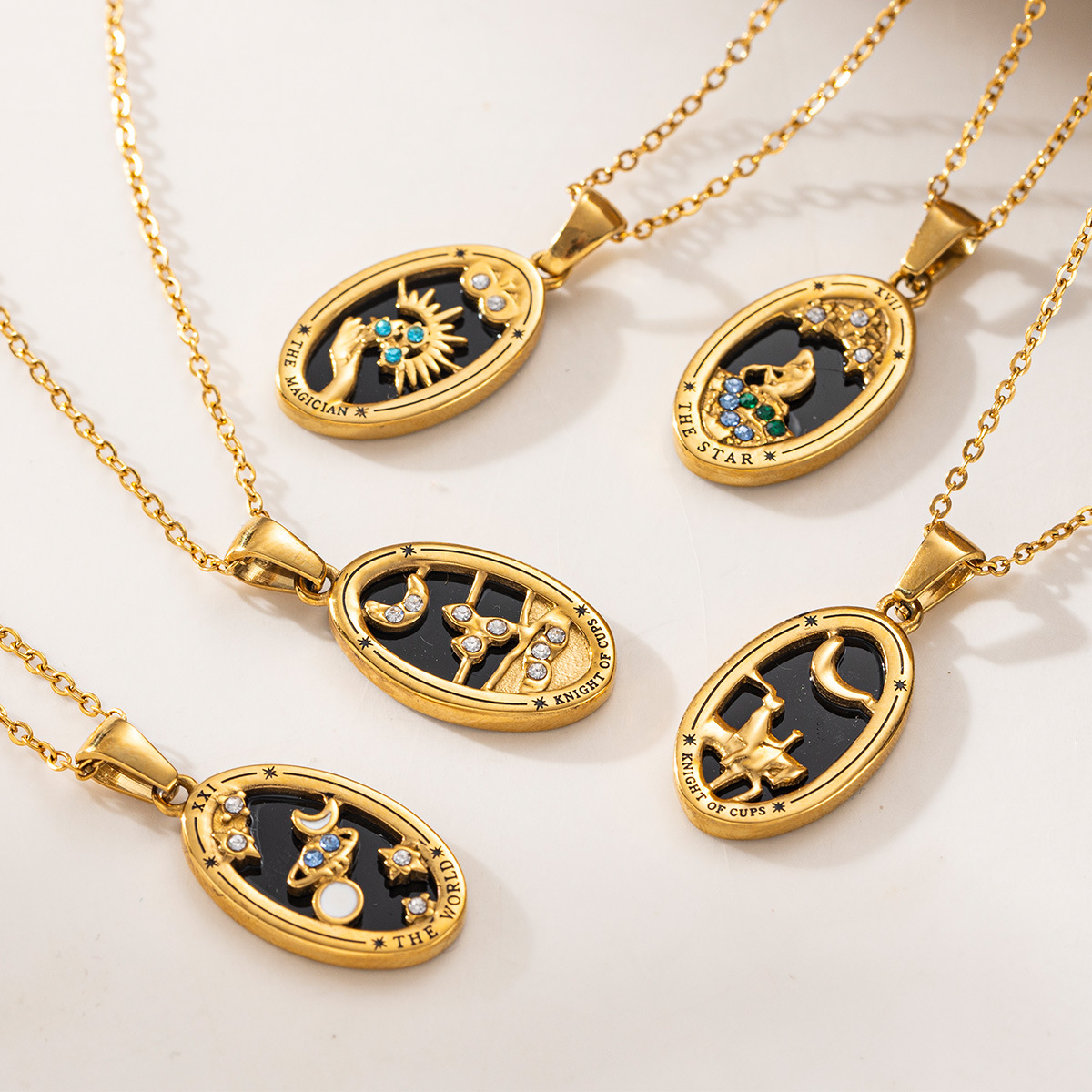Taena Collar de etiqueta de acero inoxidable europeo y americano Diseño de nicho femenino Collar de tarot Xingyue Collar de acero de titanio que no se desvanece