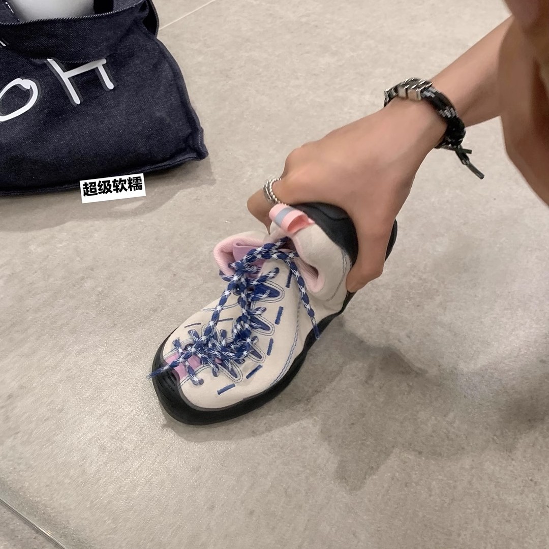 Zapatos de entrenamiento de alta altura de cuero de vaca, zapatos de entrenamiento de mujer al aire libre para caminar con suela gruesa de primavera y otoño 2024 nuevas zapatillas deportivas de color.