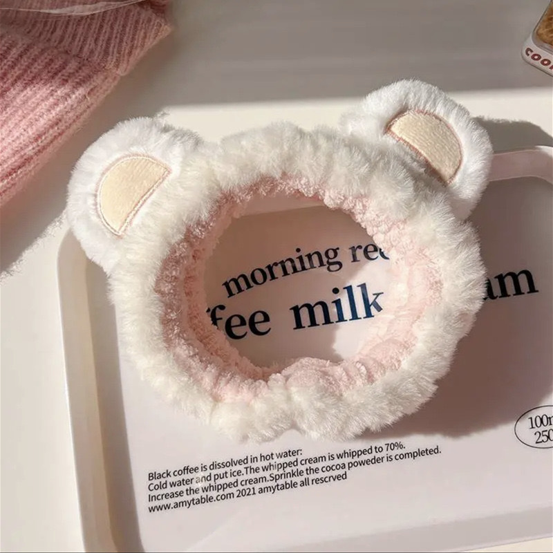 顔を洗って髪を洗って新型の少女の韓国の化粧をつけてマスクの専用のカチューシャをつけます。