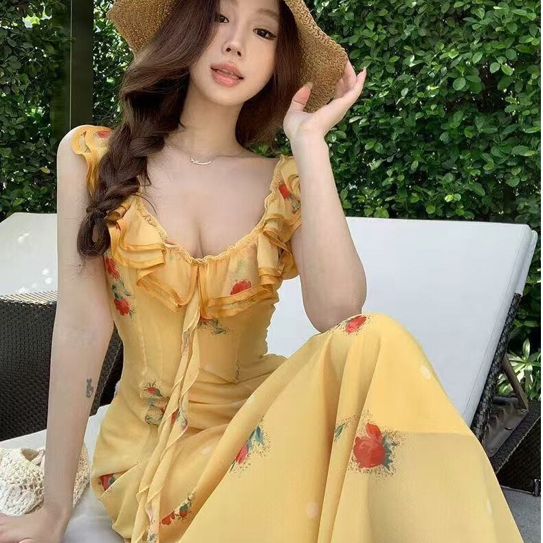 26-Year French-Style V-Neck Holiday Floral Dress for Women, New Summer Model with Double-Layer Lace Design, Slimming Dress