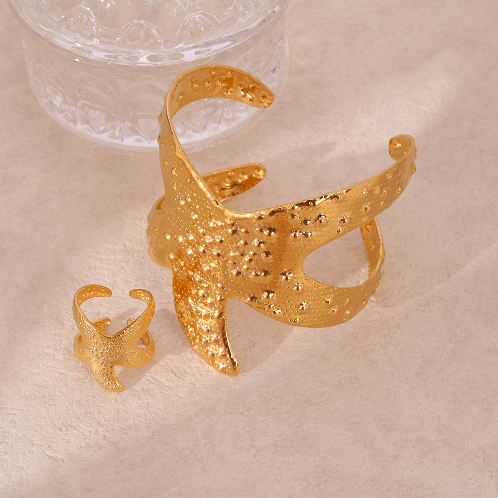 Pulsera de martillo estrella de mar con sentido de alta calidad exagerada de la personalidad Pulsera de acero inoxidable de lujo ligero de nicho 18K al por mayor