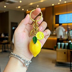 Ins超火のキーホルダーC家のカバンのアクセサリーのレモンの果物の車の鍵のペンダントのバレンタインデーのプレゼント