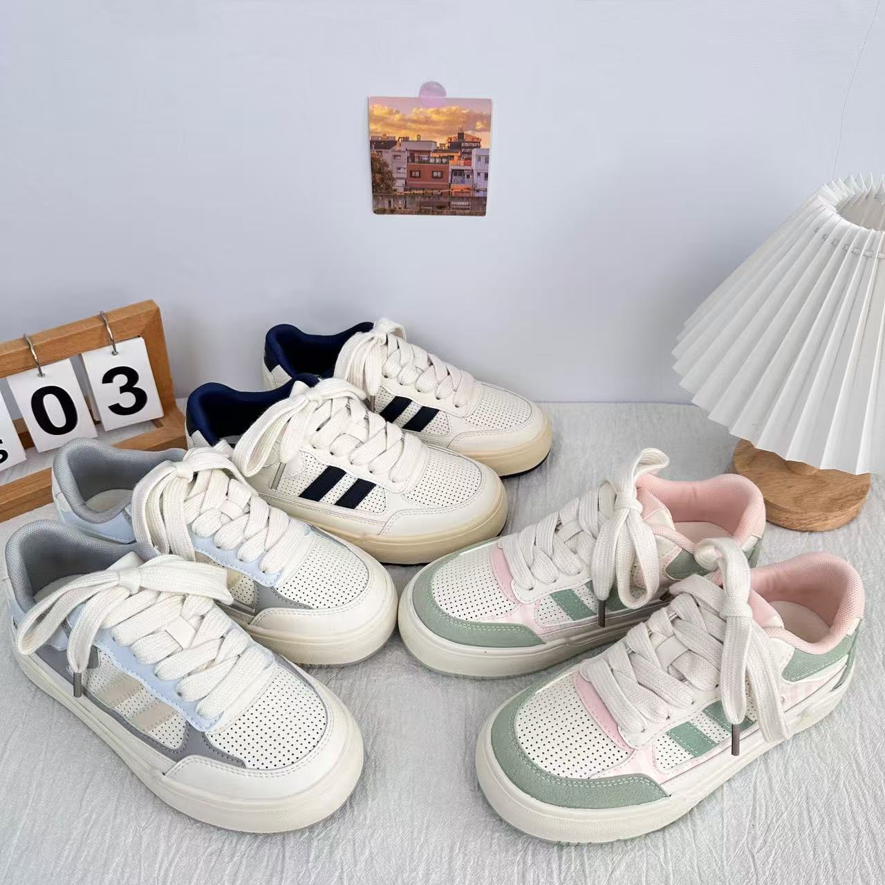 Zapatos blancos de suela gruesa de onda lejana, zapatos de mujer, nuevas zapatillas de deporte casuales transpirables de cuero de todo fósforo de primavera 2025, zapatos de moda