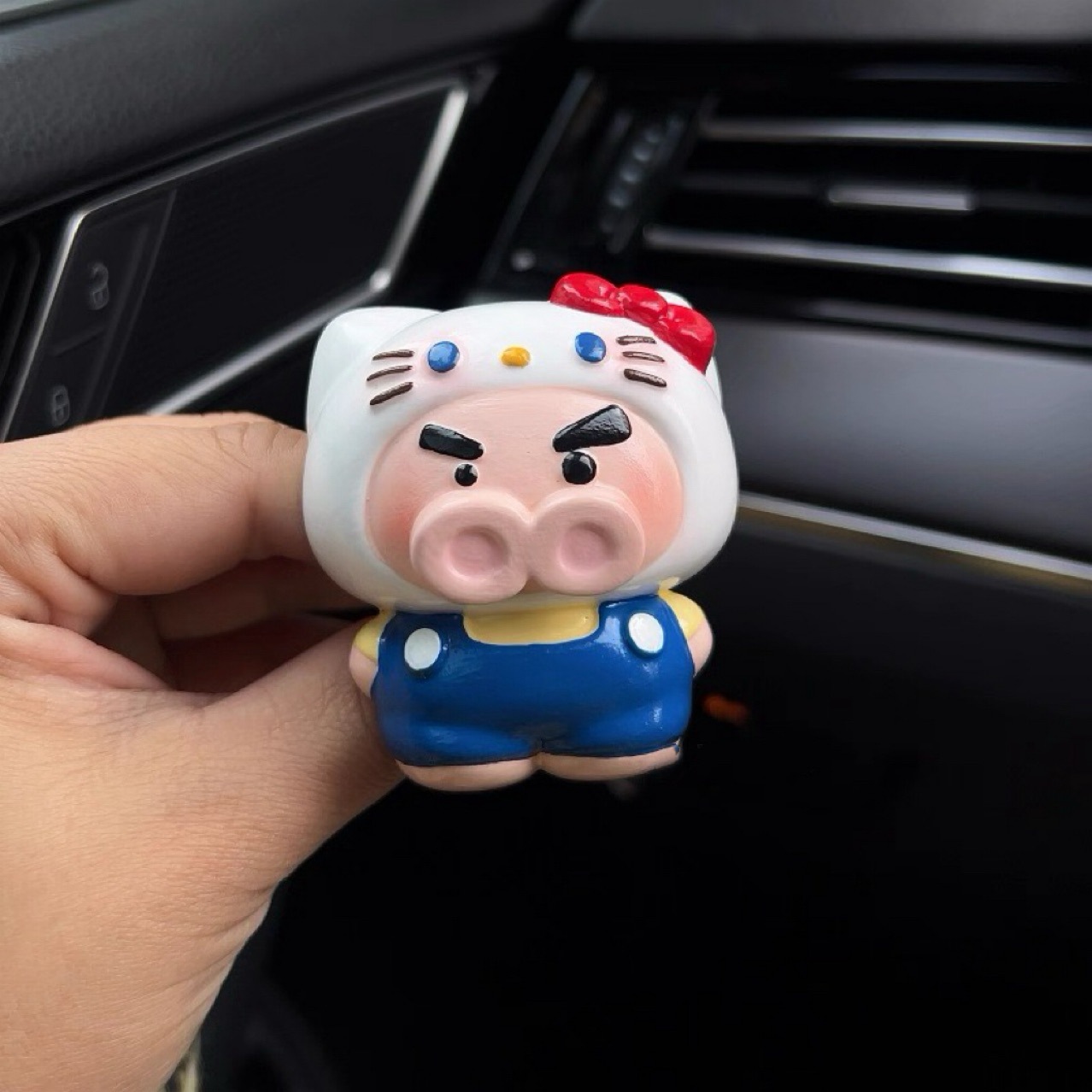 Cartoon pig car air freshener, KT cat car air vent accessory, decorative perfume ornament, diffuser stone, cute cross-border product
