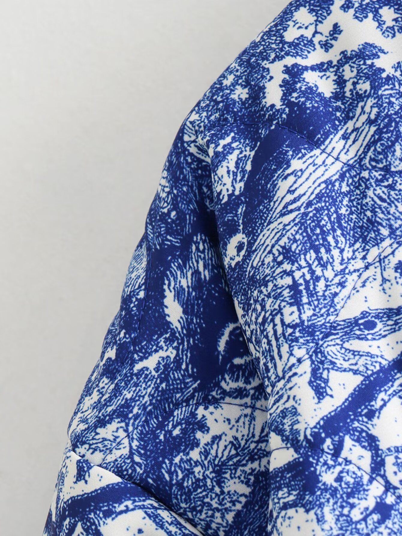 Neue Damenbekleidungskollektion Herbst 2023: Dreifarbige, gestreifte, dekorativ bedruckte, gesteppte, warme Baumwolljacke_voghion.com