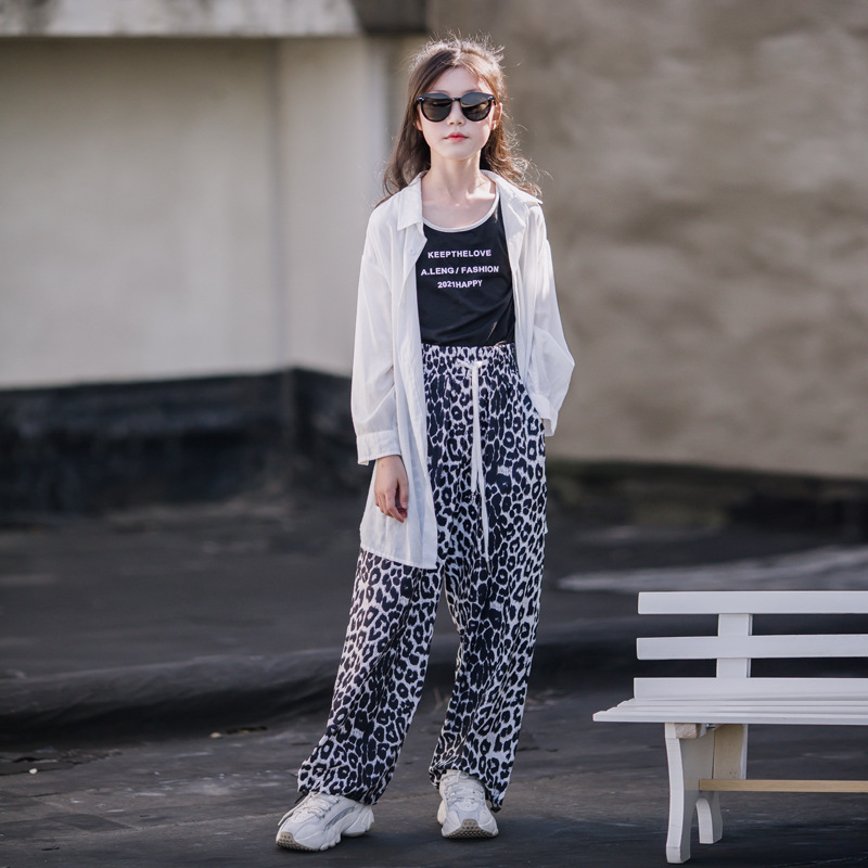 Pantalones de las muchachas de la marca de moda Pantalones impresos de primavera y verano para niños nuevos pantalones casuales de estilo occidental para niños grandes pantalones sueltos deportivos de moda