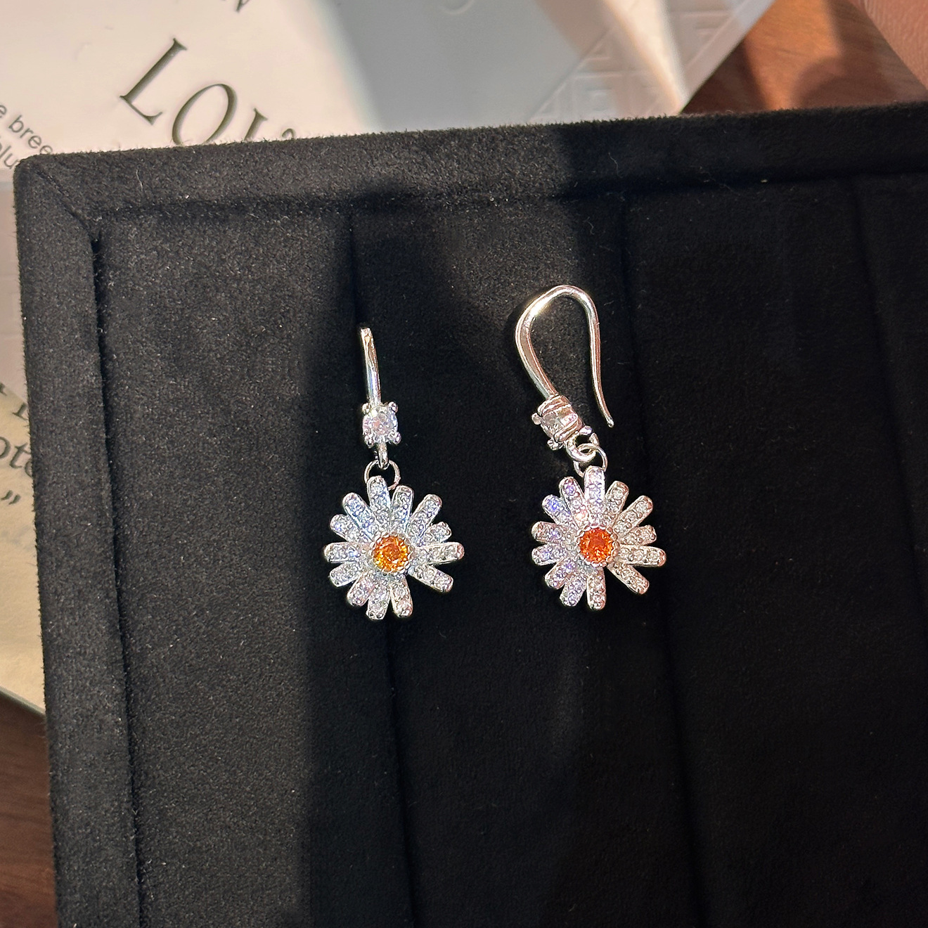 Daisies pendientes de orejas de lujo ligero de diseño de alto nivel gancho de orejas de flores pequeñas joyas de orejas frescas al por mayor pendientes transfronterizos al por mayor