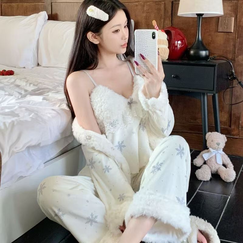 Light Luxury Style Island Velvet Pajamas for Women, Autumn and Winter 2025 New Model, Warm and Thick, Sexy Camisole Loungewear Three-Piece Set Light Luxury Style Island Velvet Pajamas for Women, Autumn and Winter 2025 New Model, Warm and Thick, Sexy Camisole Loungewear Three-Piece Set